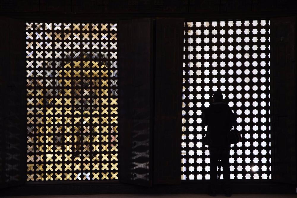 Archivo - Una persona en una iglesia. Archivo