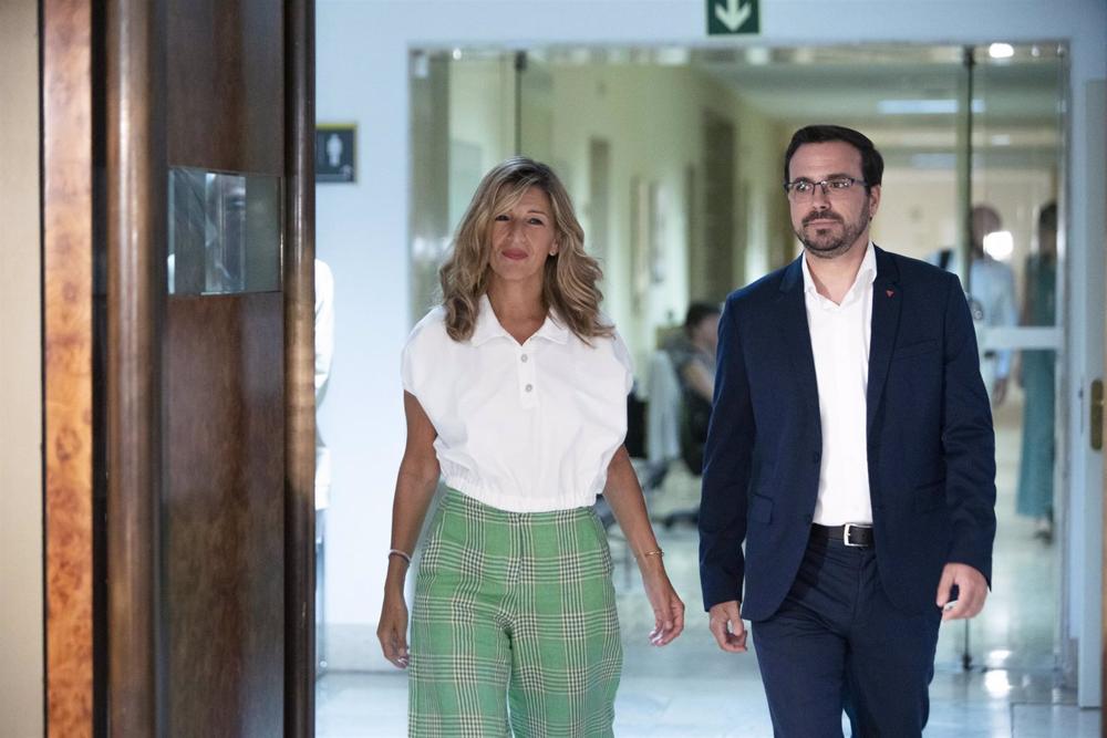 Archivo - La vicepresidenta segunda, Yolanda Díaz, y el ministro de Consumo, Alberto Garzón, a su llegada a la reunión con las grandes distribuidoras Archivo
