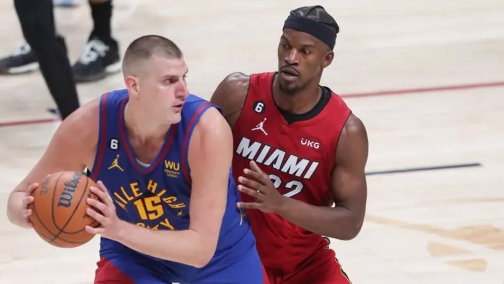 Nikola Jokic protege el balón ante Jimmy Butler en el Nugetts-Heat de las Finales de la NBA 2022-2023 Nikola