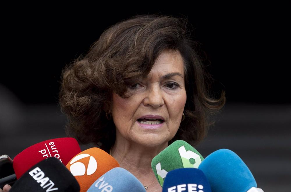 La exvicepresidenta del Gobierno, Carmen Calvo, ofrece declaraciones a los medios a su llegada a una reunión en el Teatro Real, a 2 de junio de 2023, en Madrid (España). La
