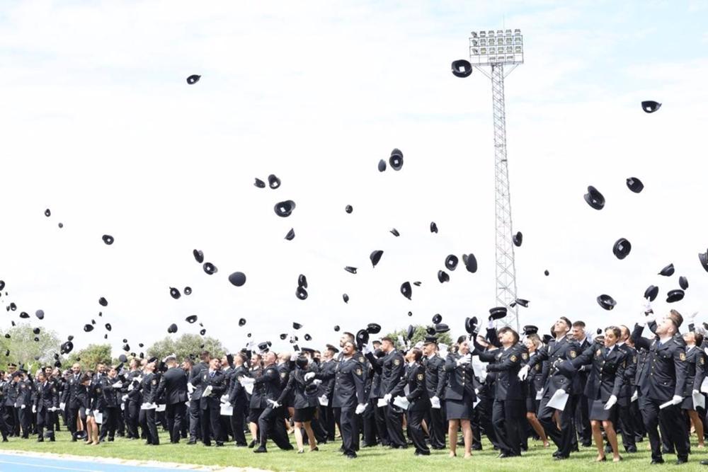 Futuros agentes de la Policía Nacional en su graduación. Futuros