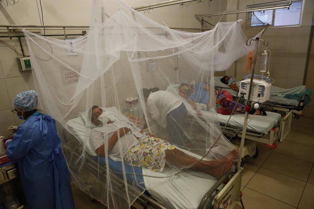 Archivo - Enfermos de dengue son tratados en un abarrotado hospital peruano. Archivo