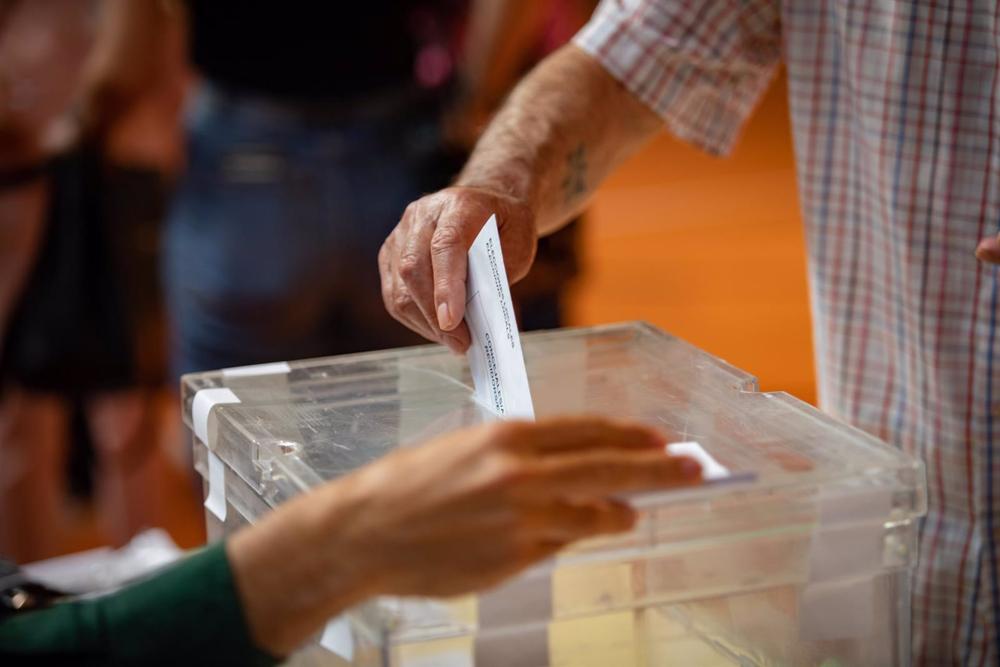 Imagen de archivo - Una persona ejerce su derecho al voto en la Escola Grèvol, a 28 de mayo de 2023, en Barcelona, Cataluña (España). Imagen