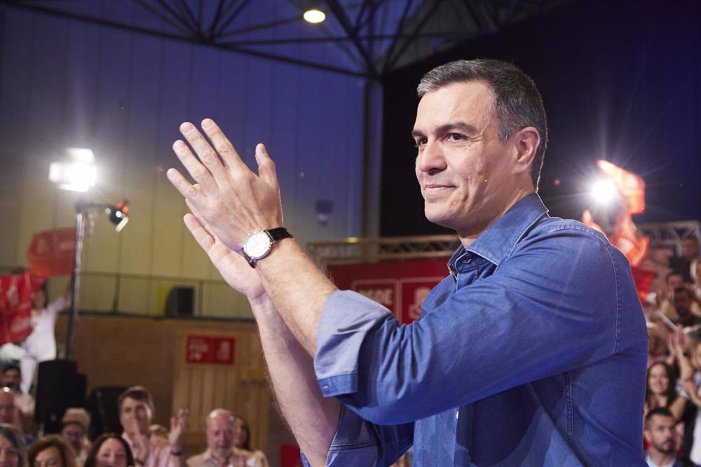 El presidente del gobierno de España y secretario general del PSOE, Pedro Sánchez, durante el acto de campaña con el candidato del PSOE a la alcaldía de Sevilla en FIBES, a 13 de mayo de 2023 en Sevilla (Andalucía, España). El