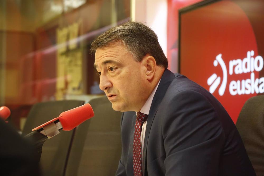 Archivo - AItor Esteban (PNV) en una entrevista radiofónica Archivo