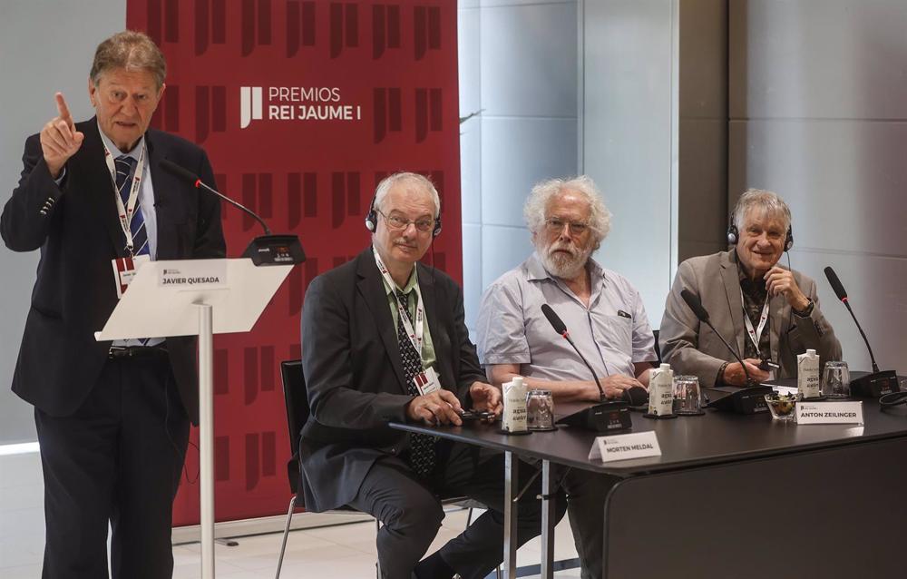 El presidente de la Fundación Premios Rei Jaume I, Javier Quesada, intervienejunto a, Dr. Klaus Von Klitzing, Premio Nobel de Física 1985 (Polonia); Dr. Anton Zeilinger Premio Nobel de Física 2022 (Austria), y Dr. Morten Meldan, Premio Nobel de Química 20 El