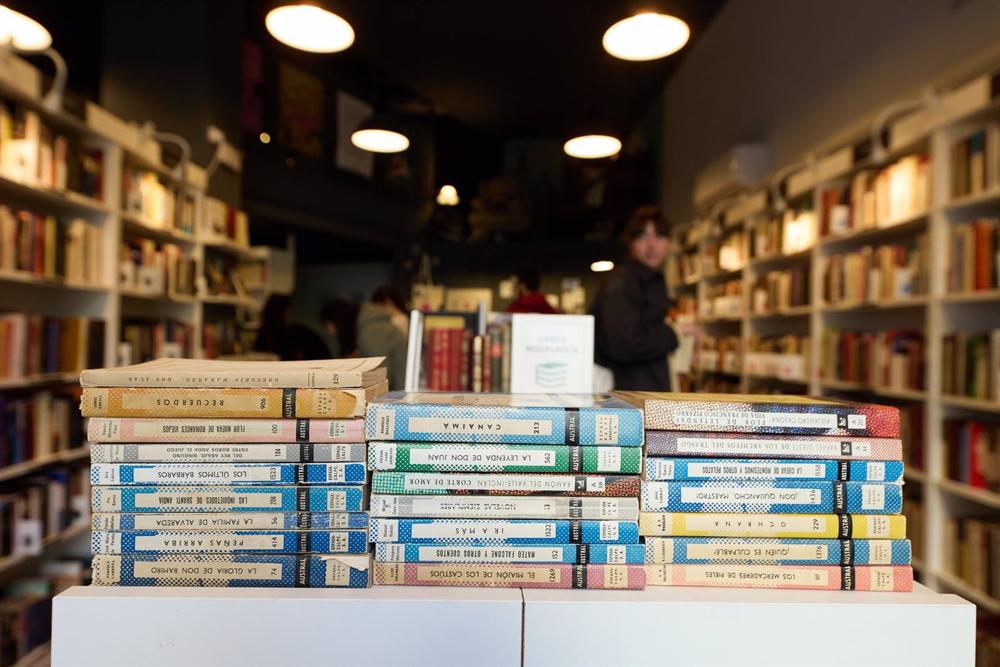 Archivo - Decenas de libros apilados en una librería. Archivo