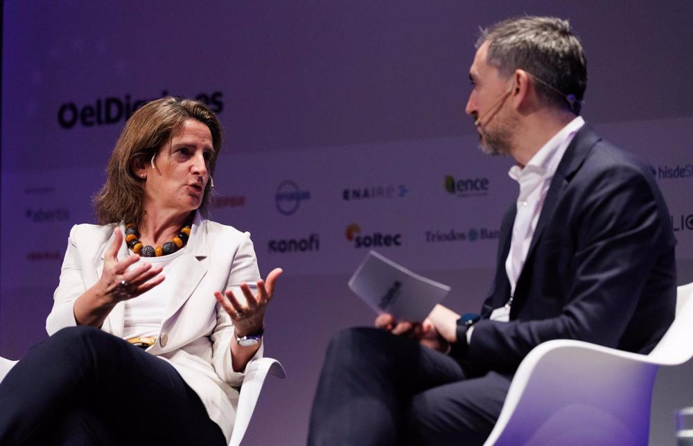 La vicepresidenta tercera del Gobierno y ministra para la Transición Ecológica y el Reto Demográfico, Teresa Ribera, y el director de 'eldiario.es', Ignacio Escolar, durante la III edición del foro ‘Fondos Europeos III: España, por el liderazgo global en La