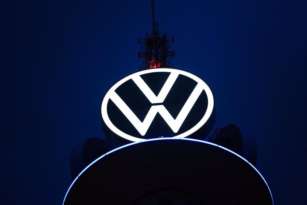 Archivo - FILED - 15 March 2021, Hanover: The Volkswagen logo shines on the VW Tower against a dark sky. Photo: Ole Spata/dpa Archivo
