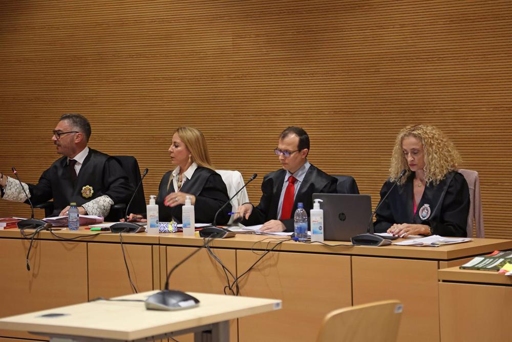 Magistrados frente al asesino confeso de la joven paraguaya residente en Lanzarote Romina Celeste Núñez, en la Ciudad de la Justicia ante la Sección Segunda de la Audiencia Provincial de Las Palmas, a 2 de junio de 2023, en Las Palmas de Gran Canaria, Gra Magistrados