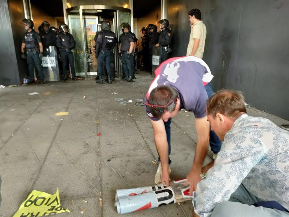 Ganaderos recogen una pancarta ante la sede de la Delegación de la Junta en Salamanca con la presencia de la Policía Nacional. Ganaderos
