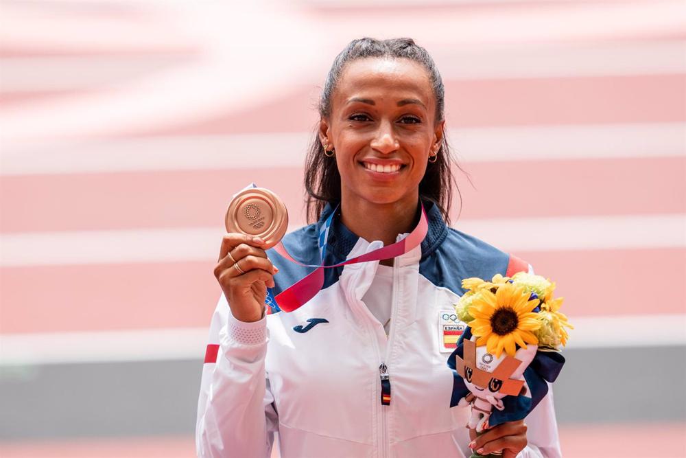 Archivo - Ana Peleteiro posa con la medalla de bronce en el triple salto de los Juegos Olímpicos de Tokio de 2021 Archivo