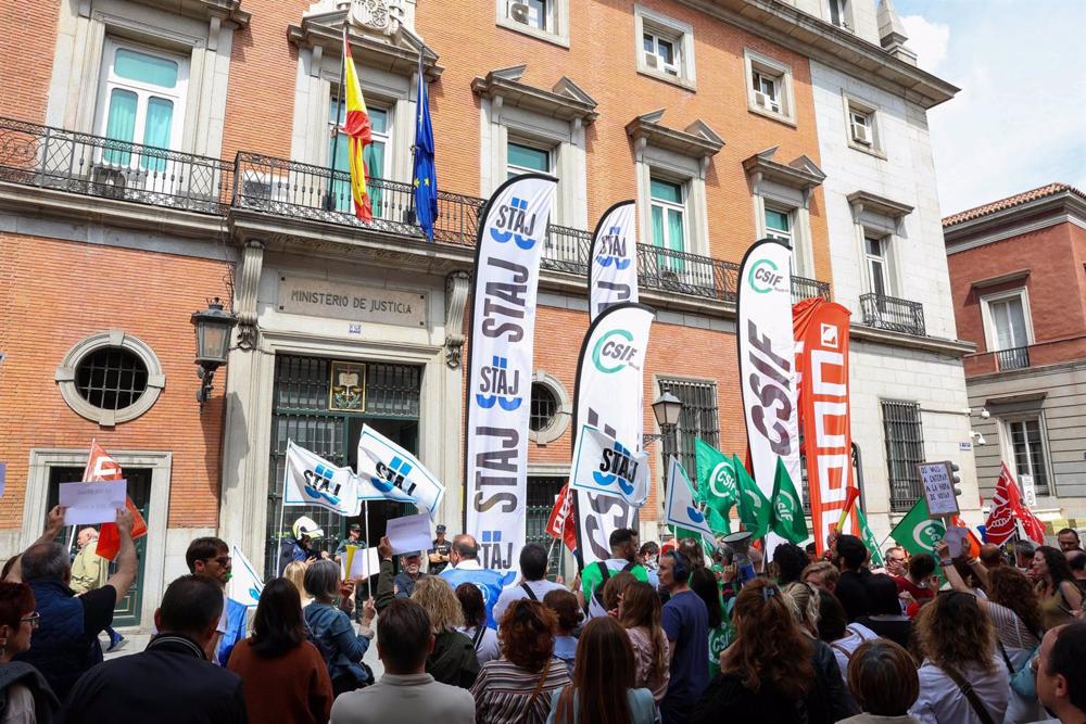Funcionarios de Justicia durante una concentración frente al Ministerio. Funcionarios