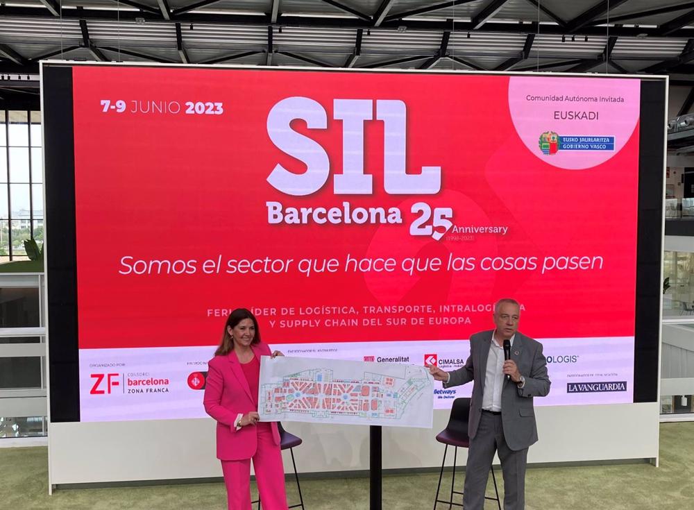 El delegado especial del Estado en el Consorcio de la Zona Franca de Barcelona (CZFB), Pere Navarro, y la directora general, Blanca Sorigué, con el plano del SIL 2023. El