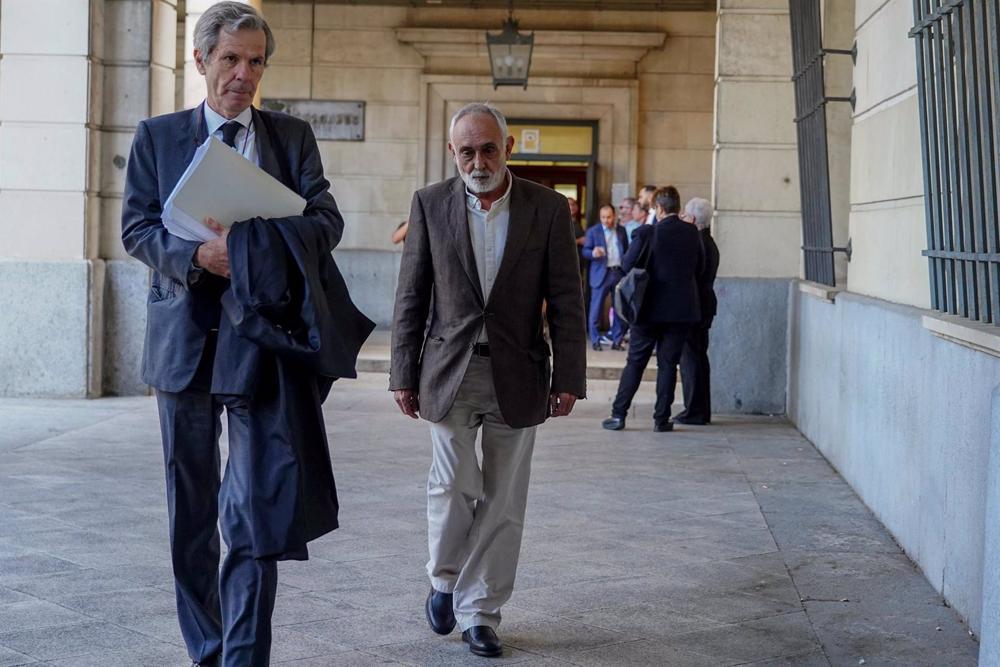 En el centro de la imagen, Fernando Villén llegando a la Audiencia de Sevilla En