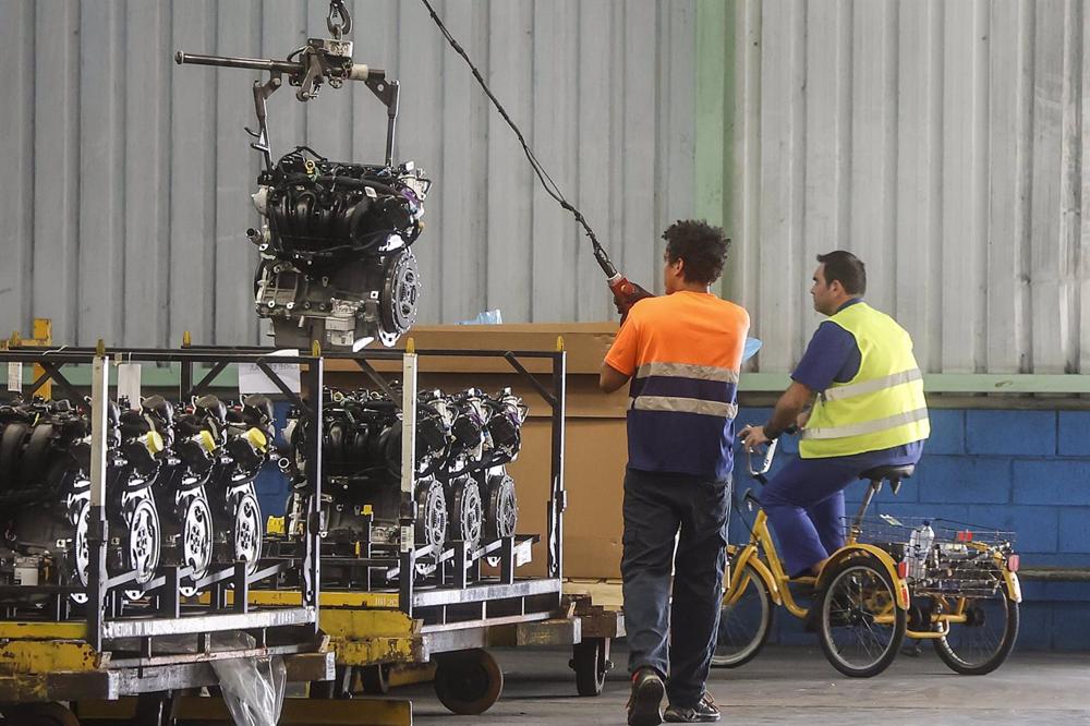 Archivo - Dos trabajadores en una fábrica de automóviles Archivo