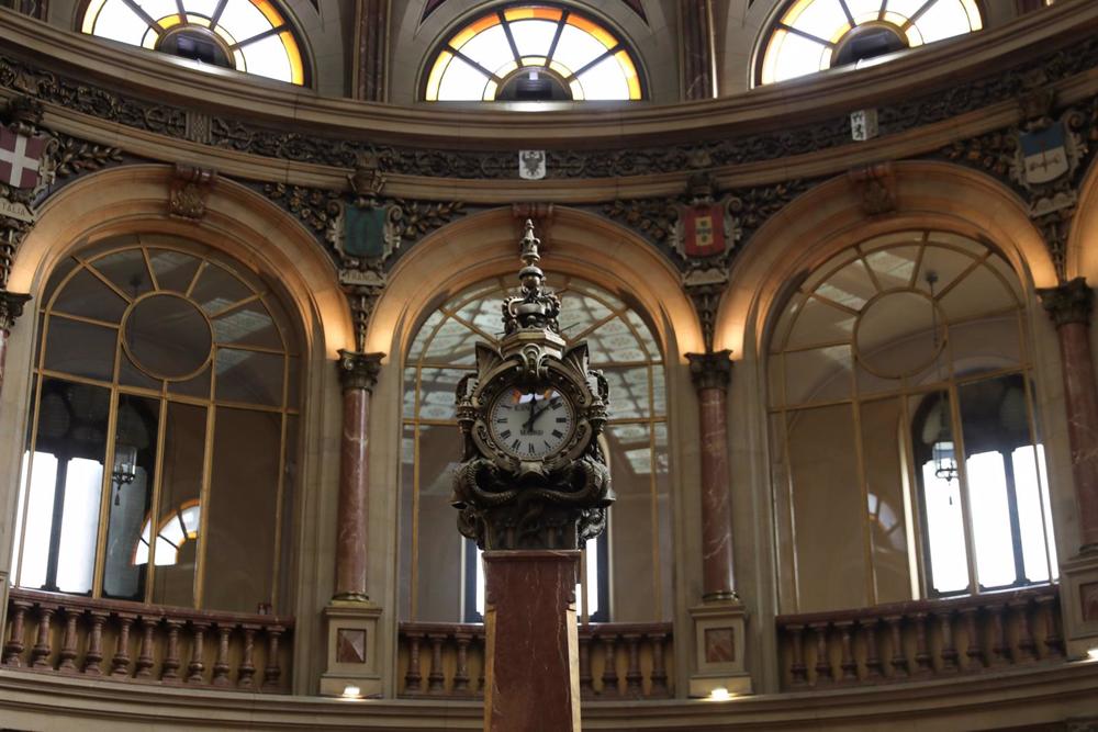 Archivo - Vista de un reloj en el Palacio de la Bolsa en Madrid (España). Archivo