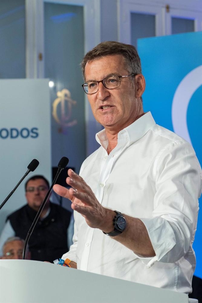 El líder del PP, Alberto Núñez Feijóo, interviene durante un acto de cierre de campaña electoral del PP, en el Casino Primitivo, a 26 de mayo de 2023, en Albacete, Castilla-La Mancha (España). El