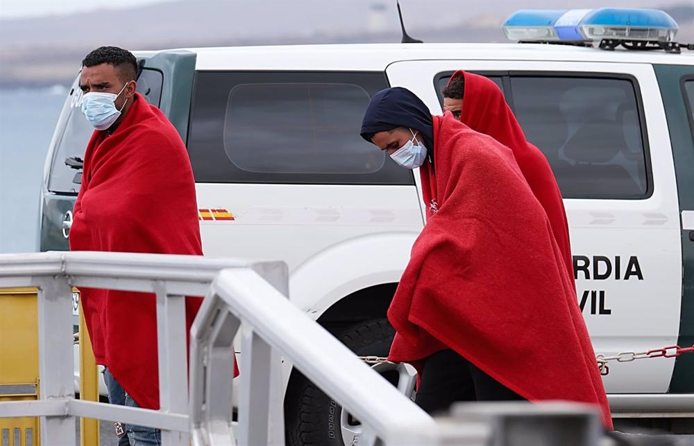 Archivo - Varios migrantes a su llegada al Puerto del Rosario tras haber sido rescatados de una patera, a 28 de mayo de 2021, en Fuerteventura, Canarias, (España). La embarcación, en la que iban a bordo al menos 36 personas de origen magrebí, se encontrab Archivo