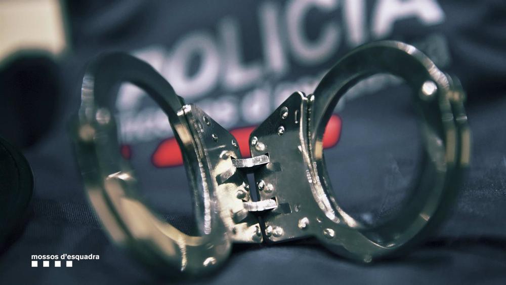Archivo - Unas esposas de los Mossos d'Esquadra Archivo