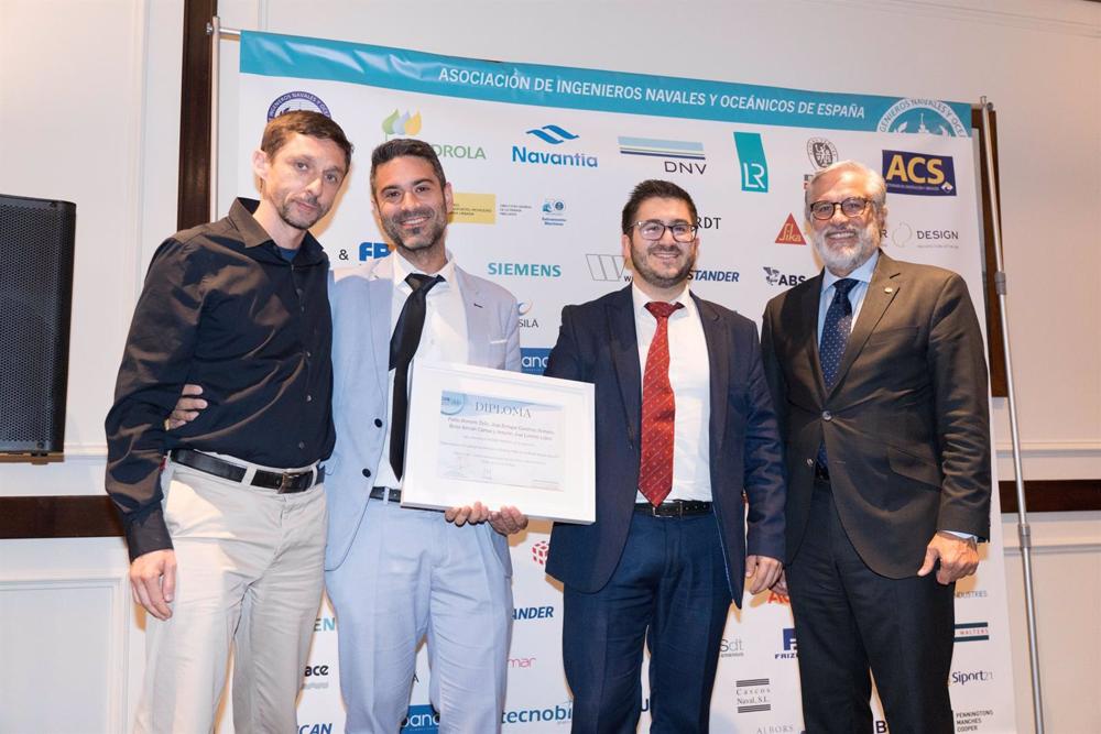 De izquierda a derecha: Borja Servan (Centre Internacional de Mètodes Numèrics en Enginyeria); José Enrique Guitérrez (UPCT); Pablo Romero (UPCT) y Diego Fernandez Casado (presidente de la Asociación de Ingenieros Navales) De