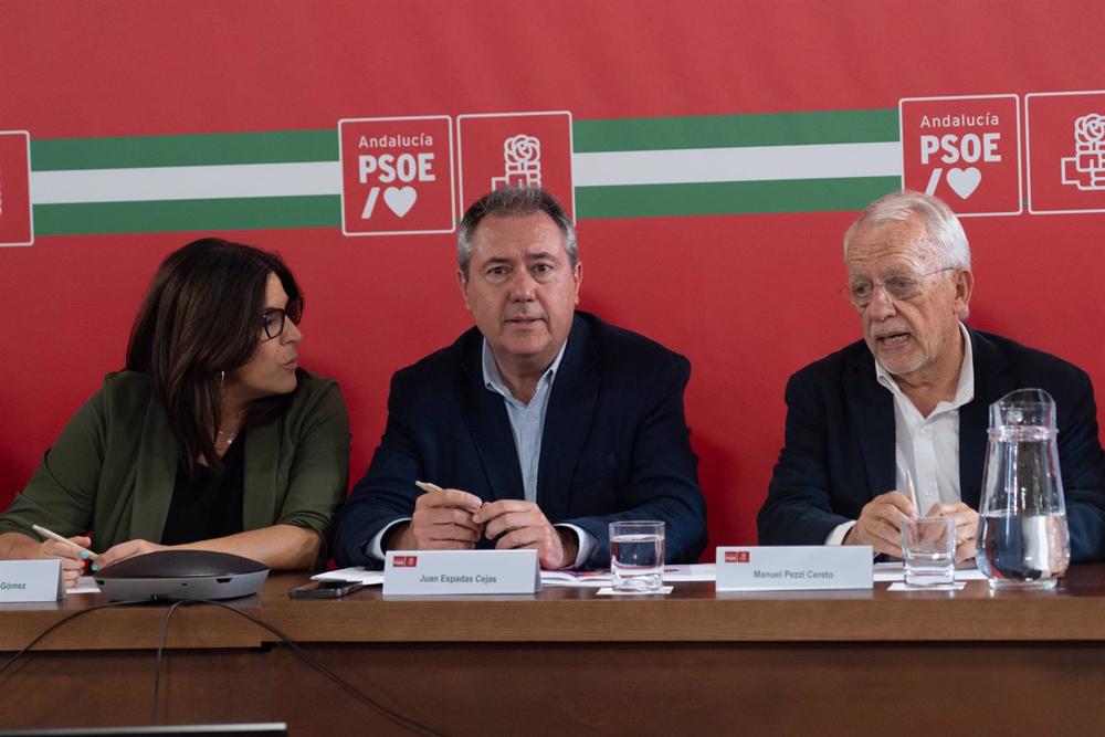 El secretario general del PSOE de Andalucía, Juan Espadas (c) junto a la portavoz del PSOE, Ángeles Ferrez, (i) y el presidente del PSOE Andaluz, Manuel Pezzi (d) en la reunión de la Comisión Ejecutiva, a 30 de mayo de 2023, en Sevilla (Foto de archivo). El