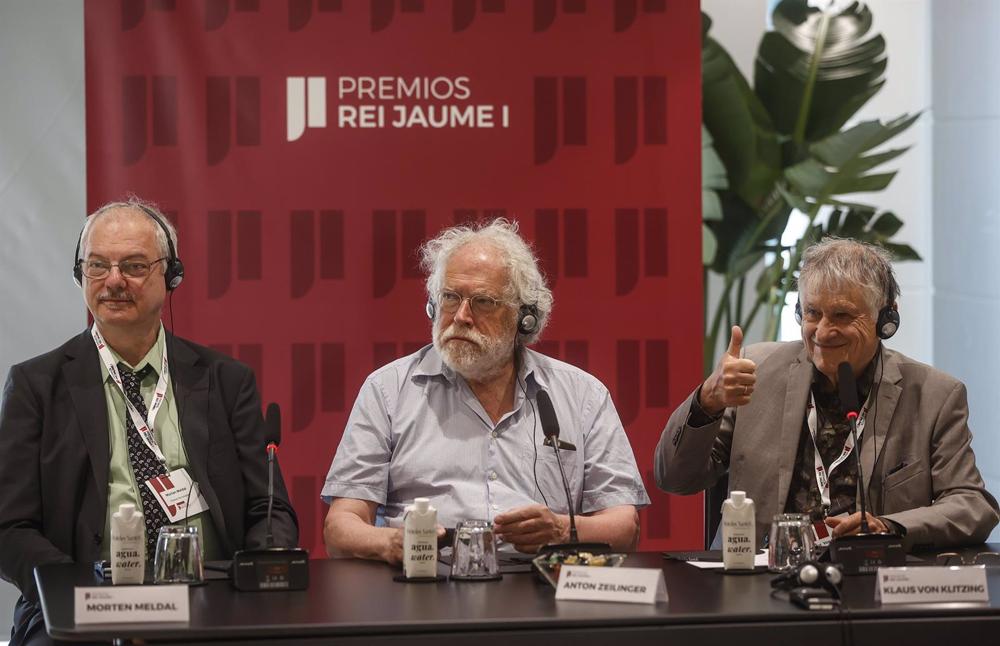 (I-D) El Premio Nobel de Química 2022 (Dinamarca), Morten Meldan; el Premio Nobel de Física 2022, Anton Zeilinger (Austria), y el Premio Nobel de Física 1985 (Polonia), Dr. Klaus Von Klitzing, durante la reunión de los jurados de los Premios Rei Jaume, (I-D)