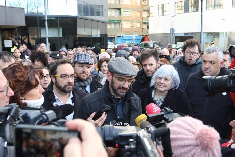 Archivo - El exalcalde de Sabadell Maties Serracant atendiendo a los medios a las puertas de los Juzgados de Sabadell Archivo