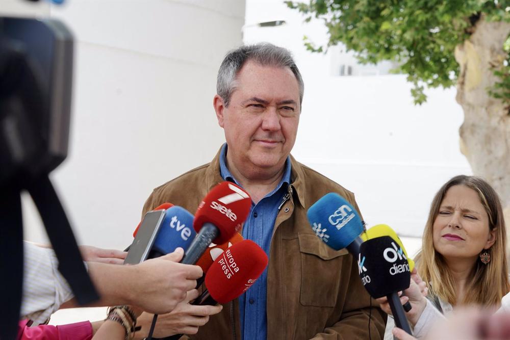 El secretario general del PSOE de Andalucía, Juan Espadas, atiende a los medios de comunicación tras ejercer su derecho al voto el 28M. (Foto de archivo). El