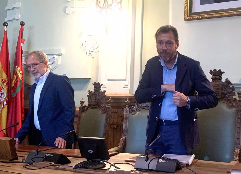 El alcalde de Valladolid en funciones, Óscar Puente, junto al teniente de alcalde en funciones Manuel Saravia, tras presidir el último Pleno ordinario del mandato. El