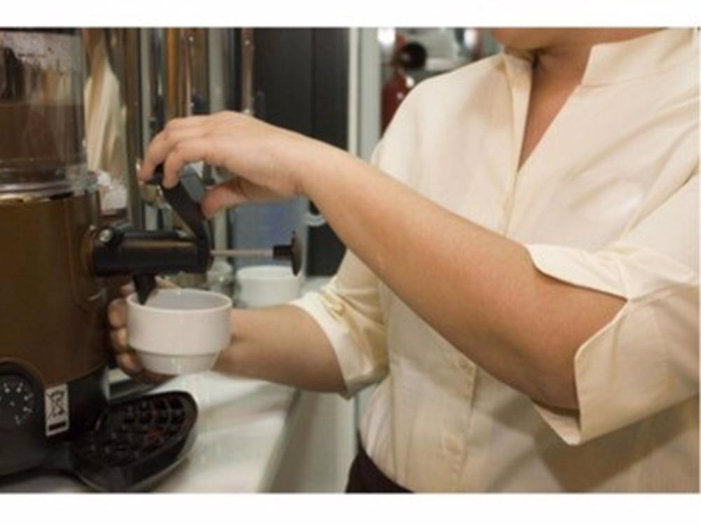 Archivo - Un camarero preparando un café en un bar Archivo