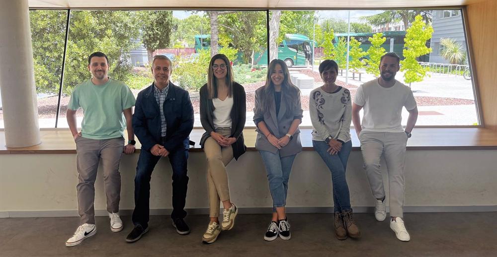 Óscar Brochado Kith, Salvador Resino, Amanda Fernández Rodríguez, Ana Virseda Berdices, María Ángeles Jiménez Sousa Y Rubén Martín Escolano, Autores De La Investigación, En Uno De Los Ventanales Del Centro Nacional De Microbiología Del ISCIII. Óscar