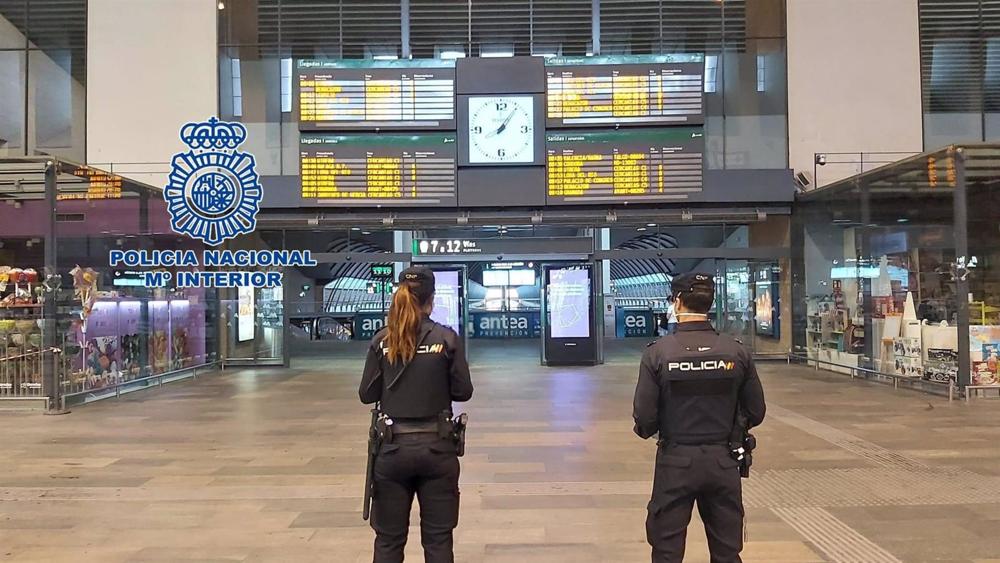 Agentes de la Policía Nacional en la estación de Santa Justa. Agentes
