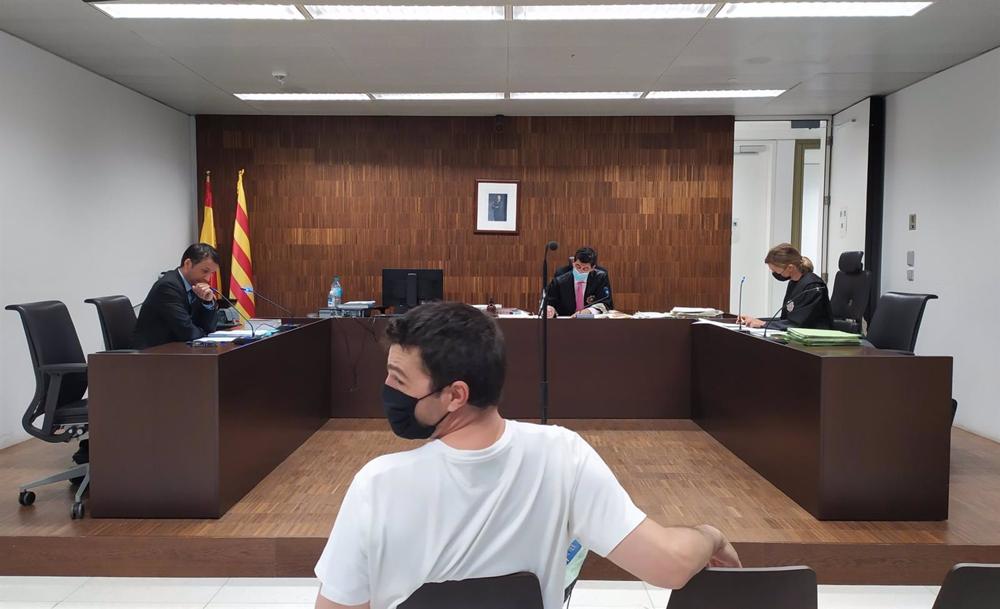 Archivo - El 'estafador del amor', Albert Cavallé, en el juicio por presuntamente revender un ordenador portátil a sabiendas de que era robado. El 17 de mayo de 2022. Archivo