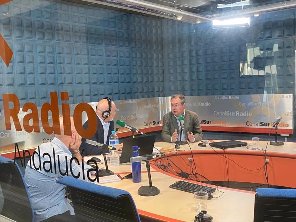 El secretario general del PSOE-A, Juan Espadas, en una entrevista en Canal Sur Radio. El