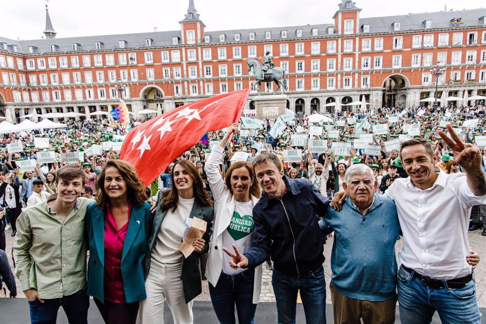 La portavoz de Más Madrid en el Ayuntamiento y candidata a la Alcaldía, Rita Maestre, la candidata a la presidencia de la Comunidad, Mónica García, el líder de Más País, Ïñigo Errejón durante un mitin de Más Madrid en la Plaza Mayor La