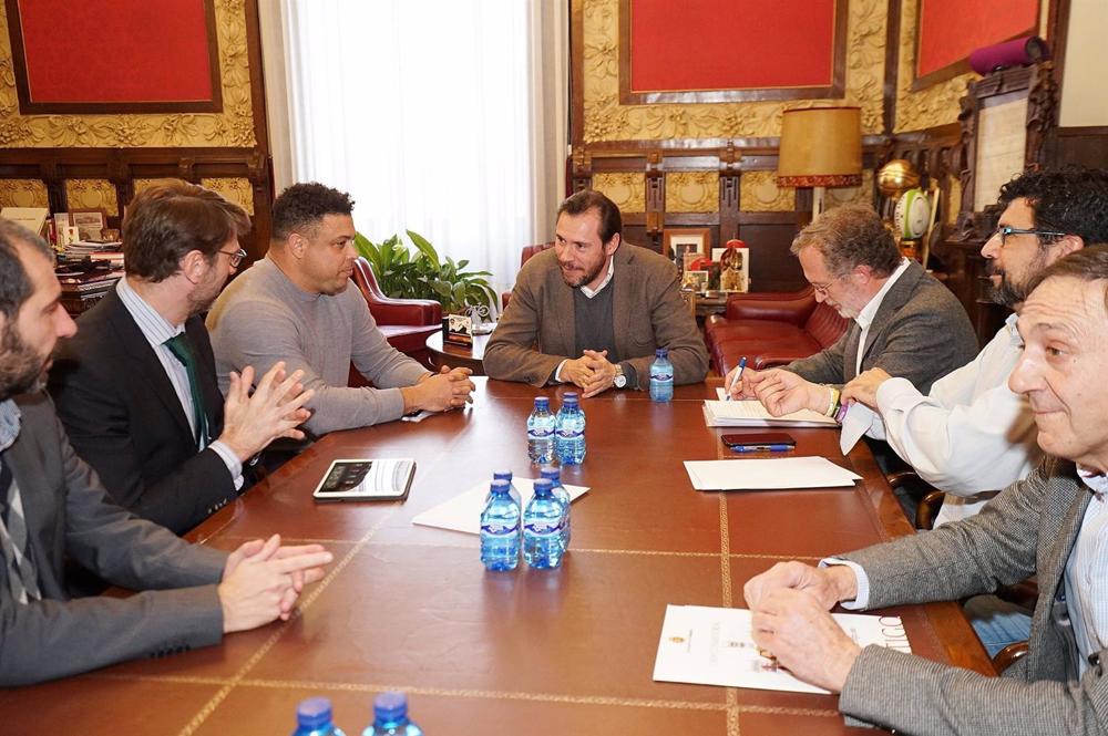 Archivo - Óscar Puente (centro), en una de las primeras reuniones que mantuvo con Ronaldo como máximo accionista del Real Valladolid. Archivo
