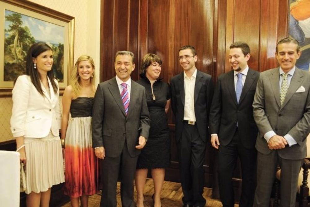 La periodista Pepi Déniz, en el centro, durante el acto de inauguración de la sede de Tenerife de Europa Press Canarias en 2008 La