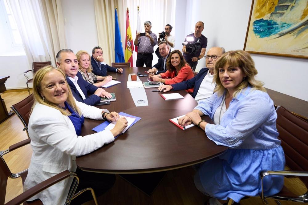 Los equipos negociadores de PP y PRC mantienen su primera reunión sobre la gobernabilidad de Cantabria Los