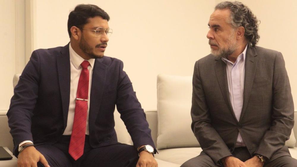 Archivo - El embajador de Colombia en Venezuela, Armando Benedetti (dcha), conversa con un funcionario venezolano de Exteriores. Archivo