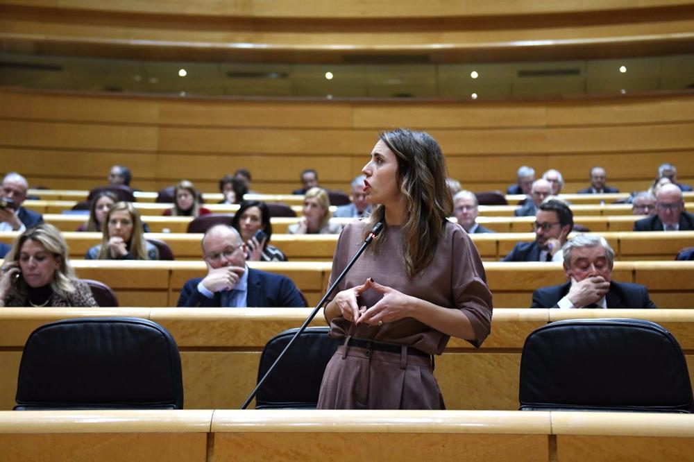 Archivo - La ministra de Igualdad, Irene Montero, interviene durante una sesión plenaria, en el Senado, a 8 de febrero de 2023, en Madrid (España). Durante el pleno, el Senado aprueba la ley trans y la reforma de la ley del aborto, en medio de la polémica Archivo
