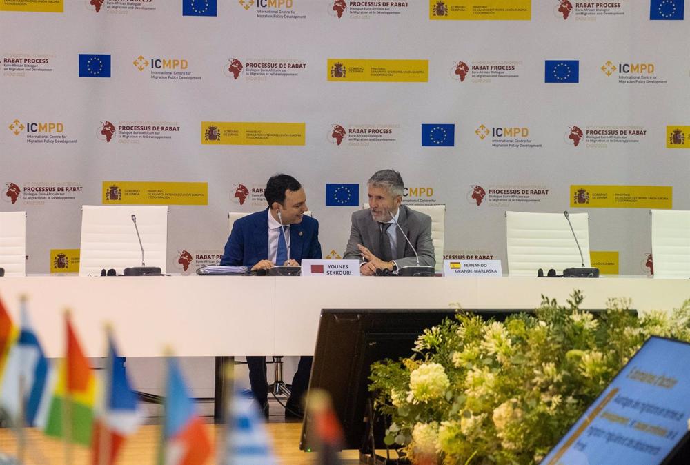 Archivo - El inistro del Interior, Fernando Grande-Marlaska (d), dialoga con su homólogo marroquí durante el Sexto Diálogo Euro-africano sobre Migración y Desarrollo en el Marco del Proceso de Rabat, a 14 de diciembre de 2022, en Cádiz (Andalucía, España) Archivo