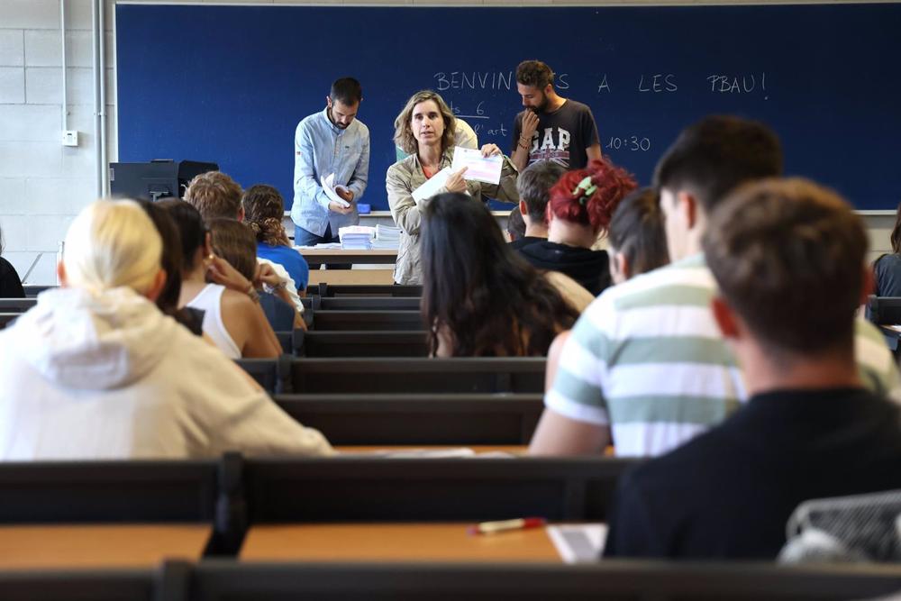 Profesores reparten uno de los exámenes de las pruebas de acceso a la universidad 2023, en la Universitat de les Illes Balears, a 6 de junio de 2023, en Palma de Mallorca, Mallorca, Baleares (España). Profesores