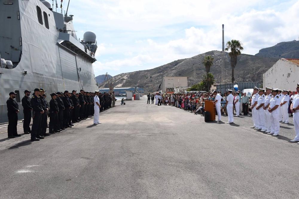 El ALMART dirige unas palabras a la dotación del BAM 'Audaz' tras atracar en su puerto base en Cartagena (Murcia) El