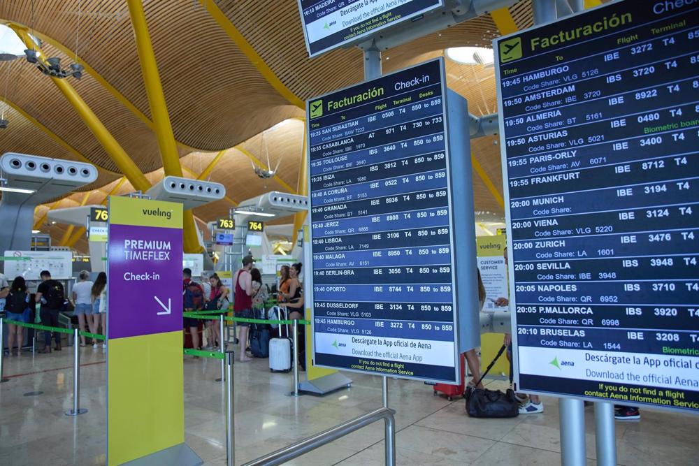 Archivo - Paneles de facturación en la terminal T4 del aeropuerto Adolfo Suárez Madrid-Barajas, en Madrid (España). Archivo