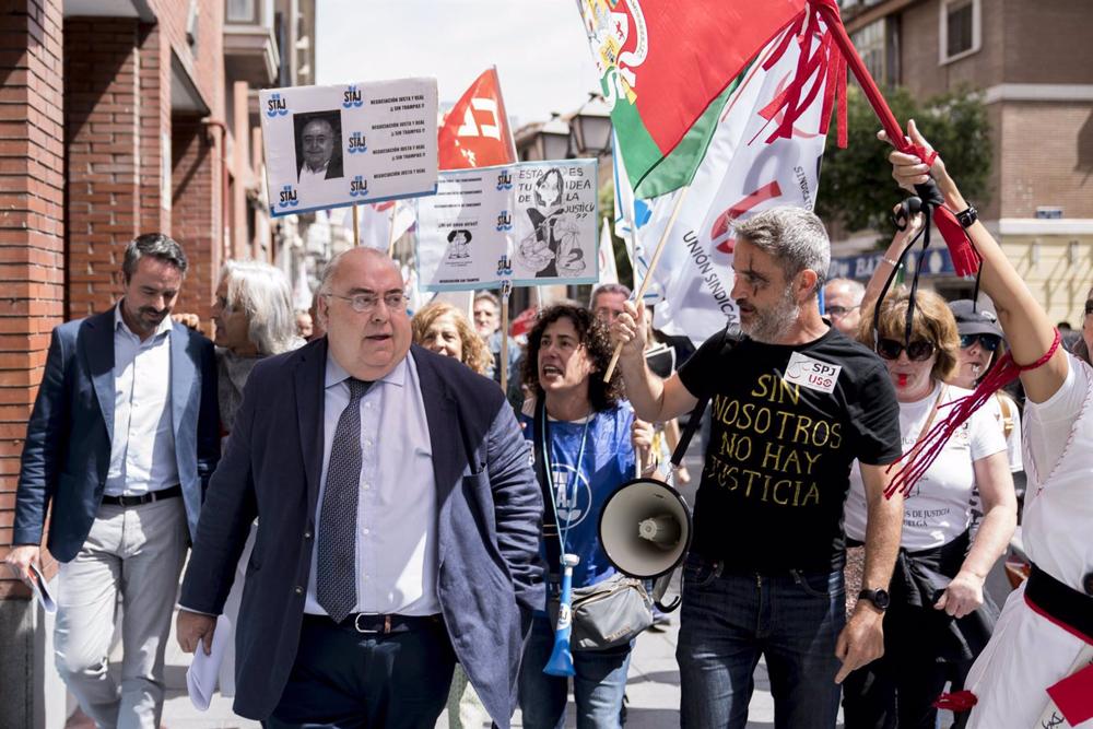 Funcionarios de Justicia durante un escrache al secretario de Estado de Justicia, Antonio 'Tontxu' Rodríguez. Funcionarios