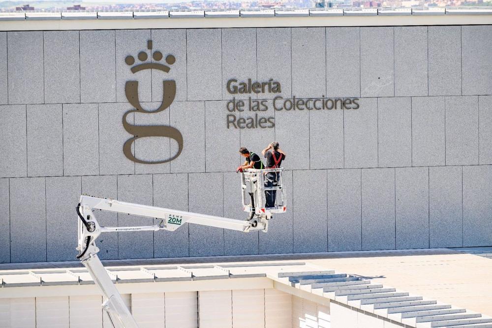 Colocación del logotipo de la Galería de las Colecciones Reales. Colocación