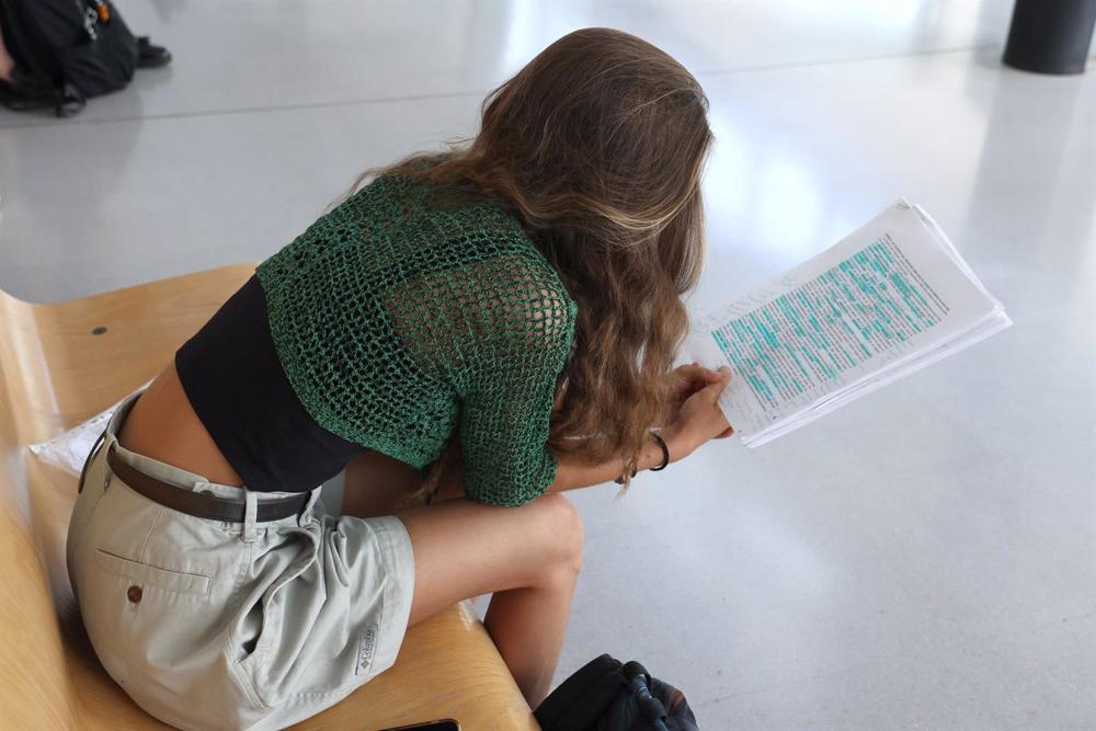 Un alumna repasa antes de comenzar uno de los exámenes de las pruebas de acceso a la universidad 2023, en la Universitat de les Illes Balears, a 6 de junio de 2023, en Palma de Mallorca, Mallorca, Baleares (España). Las Pruebas de Bachillerato de Acceso a Un