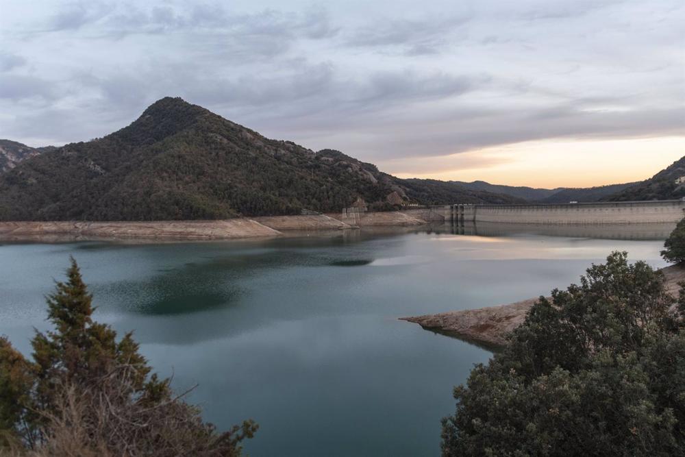 Archivo - El pantano de La Baells, al 56% de su capacidad, en Bergadá (Barcelona). Archivo