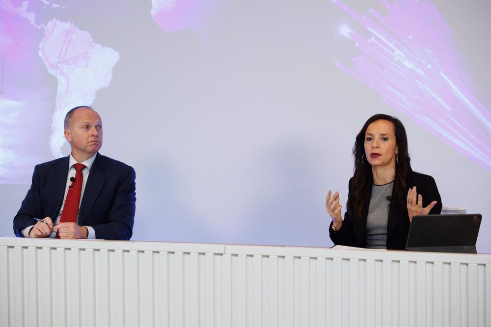 Archivo - El consejero delegado de Redeia, Roberto García Merino, y la presidenta de Redeia, Beatriz Corredor, durante una rueda de prensa para presentar los resultados financieros del ejercicio 2022 de Redeia, en su sede, a 28 de febrero de 2023, en Madr Archivo